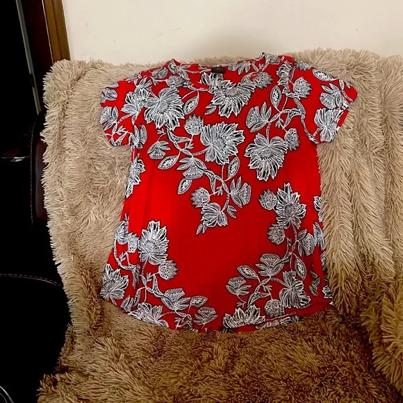 Short sleeved JM collection shirt. Red white and black leaves pattern - Picture 2 of 3